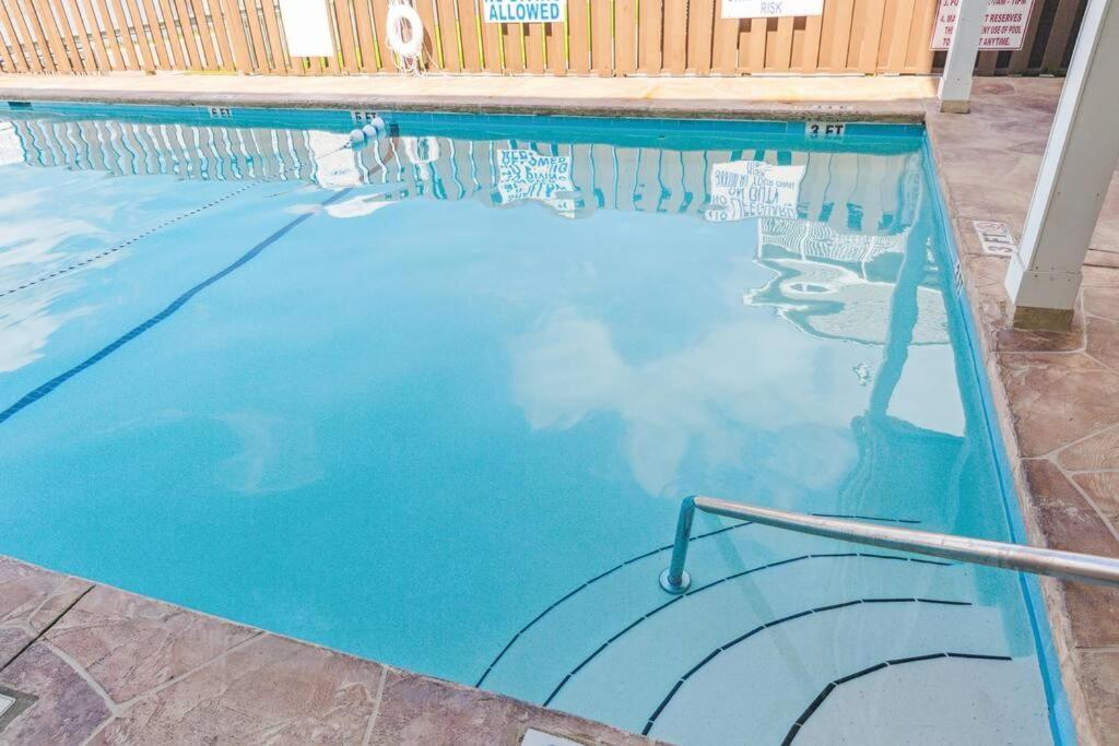 Right Across Beach Pool View Private Balcony By Zen Living Short Term Rental マートルビーチ エクステリア 写真